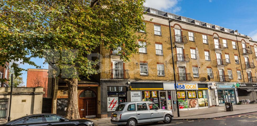 			GOOD TO CONVERT LOUNGE FOR 3!, 3 Bedroom, 1 bath, 1 reception Flat			 York Way, CAMDEN BORDERS 